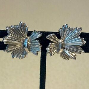 Vintage Trifari Crown silver tone clip on earrings (786)